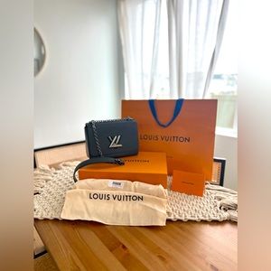 Louis Vuitton Twist MM Convertible Handbag epi leather-limited edition gray